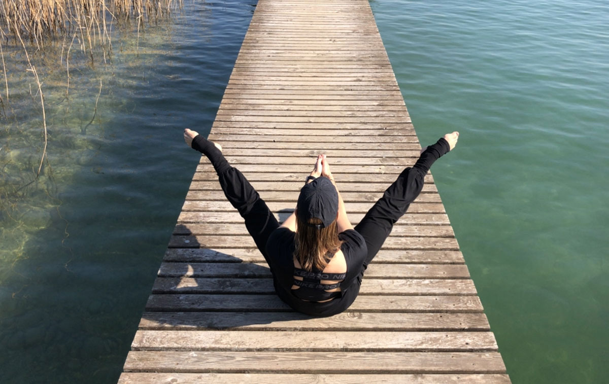 Treneren poserer med selvtilliten sin.